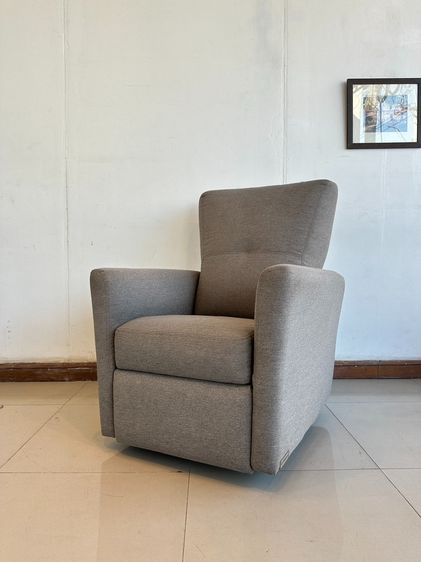 เก้าอี้นวม/เก้าอี้มีที่เท้าแขน ผ้าหุ้มเบาะ เก้าอี้อาร์มแชร์ เบาะผ้าสีเทา โครงไม้จริง ขาเหล็กทรงกลมโยกได้ หมุนได้ 360 องศา