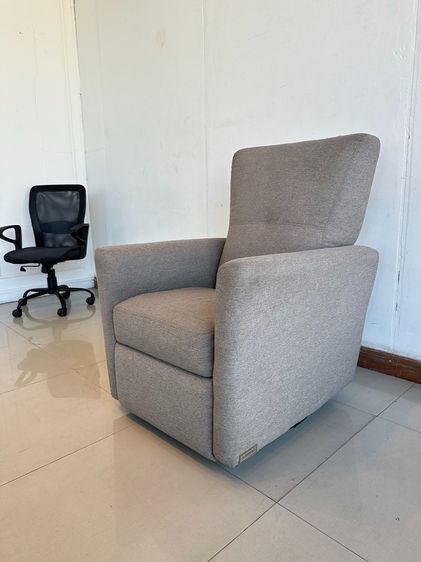 เก้าอี้อาร์มแชร์ เบาะผ้าสีเทา โครงไม้จริง ขาเหล็กทรงกลมโยกได้ หมุนได้ 360 องศา รูปที่ 5