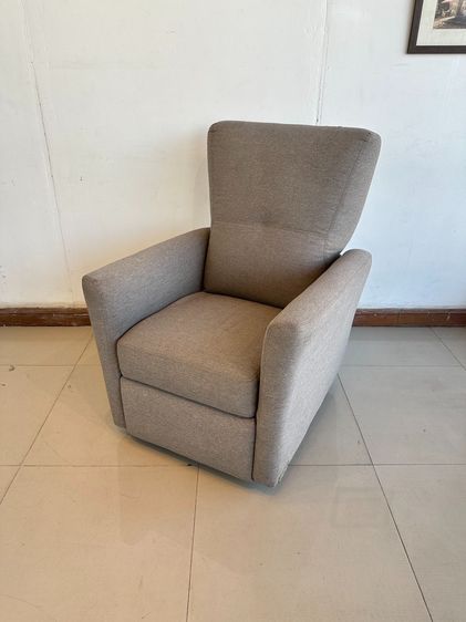 เก้าอี้อาร์มแชร์ เบาะผ้าสีเทา โครงไม้จริง ขาเหล็กทรงกลมโยกได้ หมุนได้ 360 องศา รูปที่ 3