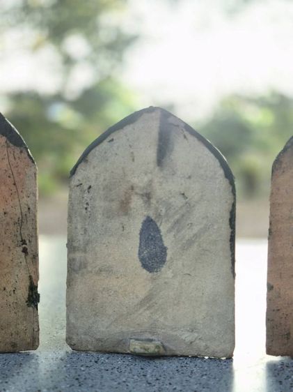 พระครูวิษณุกรรม เพาะช่าง
เนื้อกระเบื้องหลังคา 
หลังปั้มตรา รร.เพาะช่าง
ที่ระลึก100ปี เพาะช่าง
ปี2556

 รูปที่ 7