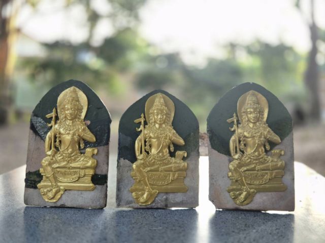 พระครูวิษณุกรรม เพาะช่าง
เนื้อกระเบื้องหลังคา 
หลังปั้มตรา รร.เพาะช่าง
ที่ระลึก100ปี เพาะช่าง
ปี2556

