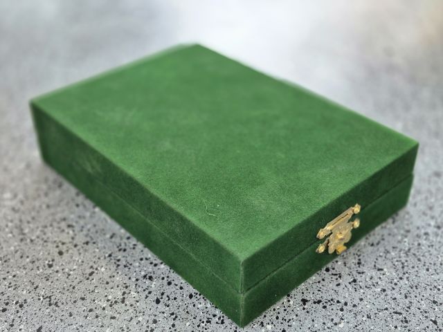 อาจารย์ศิลป์ พีระศรี
ผลงาน วัชระ ประยูรคำ
เนื้อโลหะ
ขนาด ๓.๕ × ๓.๕ นิ้ว
จำนวนผลิต ๒๓ ชิ้น
 รูปที่ 7