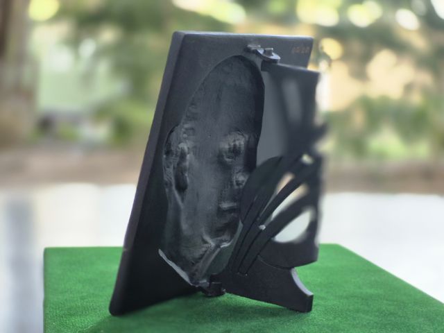 อาจารย์ศิลป์ พีระศรี
ผลงาน วัชระ ประยูรคำ
เนื้อโลหะ
ขนาด ๓.๕ × ๓.๕ นิ้ว
จำนวนผลิต ๒๓ ชิ้น
 รูปที่ 6