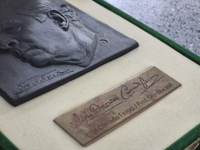 อาจารย์ศิลป์ พีระศรี
ผลงาน วัชระ ประยูรคำ
เนื้อโลหะ
ขนาด ๓.๕ × ๓.๕ นิ้ว
จำนวนผลิต ๒๓ ชิ้น
 รูปที่ 8