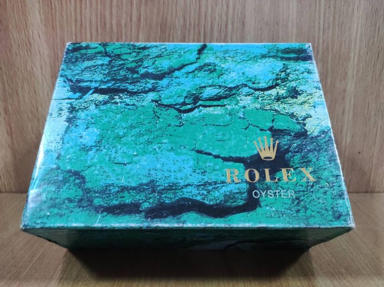 กล่องใส่นาฬิกาเป็นกล่องไม้บุหนัง สภาพสวยมากตามรูป