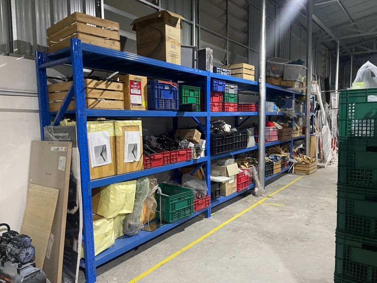 หิ้งหลายชั้นที่เปิดโล่ง ชั้นวางของมือสองสภาพดี