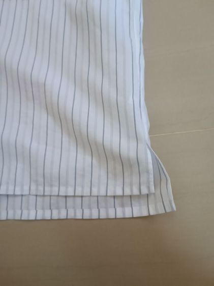 UNIQLO เสื้อเชิ้ตทรงหลวม แขนสั้น ไซส์ M สีขาว Off White ลายทาง รูปที่ 10