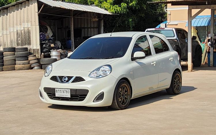 รถ Nissan March 1.2 V สี ขาว