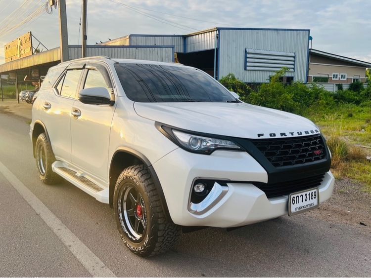 รถ Toyota Fortuner 2.4 V 4WD สี ขาว