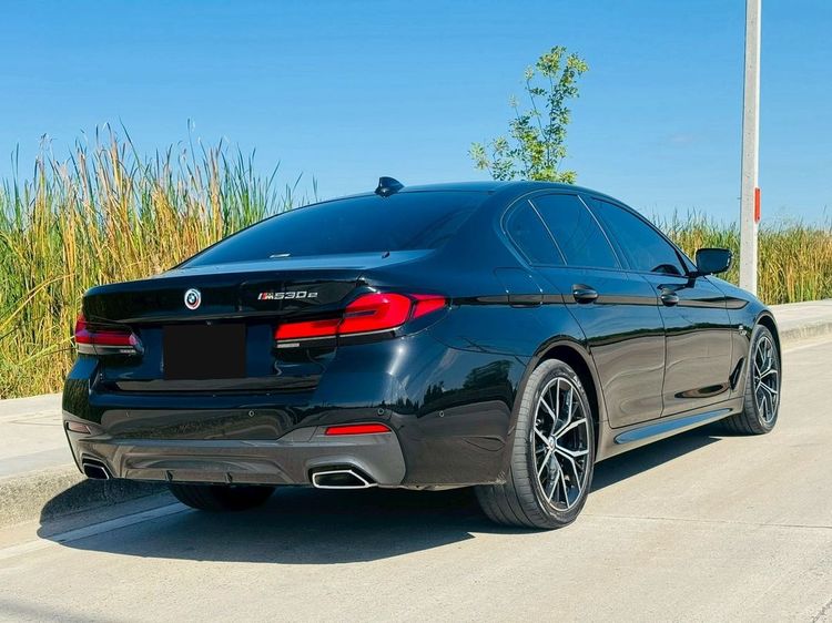 BMW Series 5 2022 530e Sedan ปลั๊กอินไฮบริด (PHEV) เกียร์อัตโนมัติ ดำ รูปที่ 4