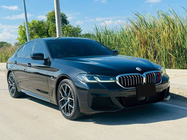 BMW Series 5 2022 530e Sedan ปลั๊กอินไฮบริด (PHEV) เกียร์อัตโนมัติ ดำ รูปที่ 3