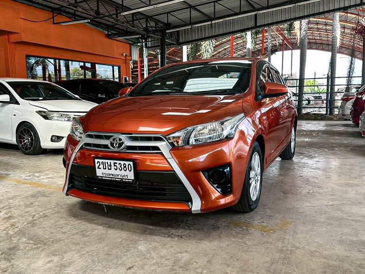 รถ Toyota Yaris 1.2 E สี แดง