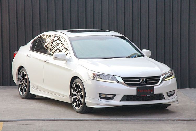 รถ Honda Accord 2.4 Tech สี ขาว