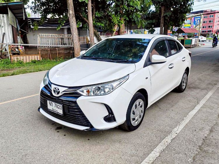 รถ Toyota Yaris ATIV 1.2 Entry สี ขาว