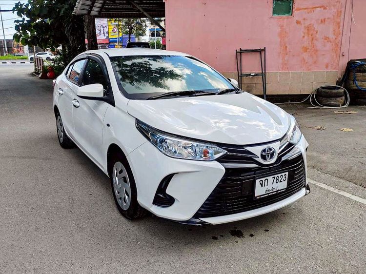 Toyota Yaris ATIV 2021 1.2 Entry Sedan เบนซิน ไม่ติดแก๊ส เกียร์อัตโนมัติ ขาว รูปที่ 3