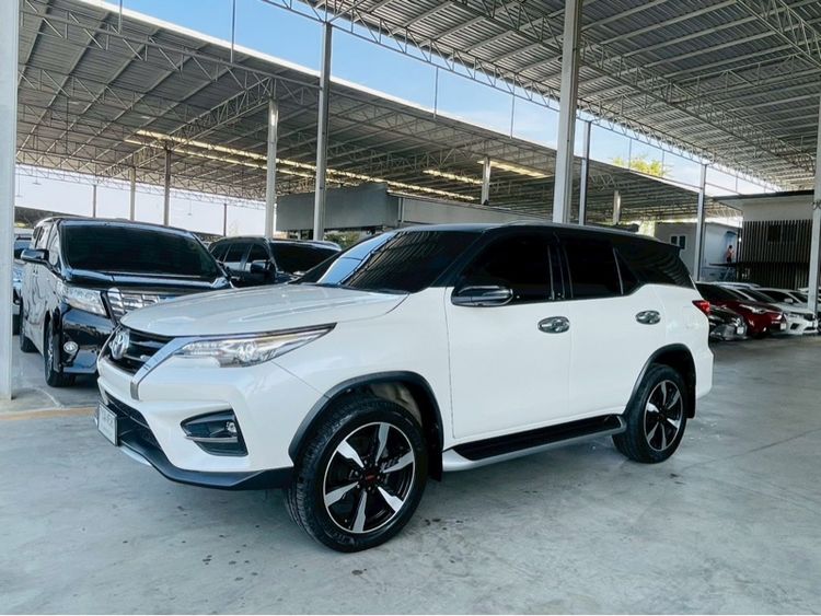 รถ Toyota Fortuner 2.8 TRD Sportivo สี ขาว