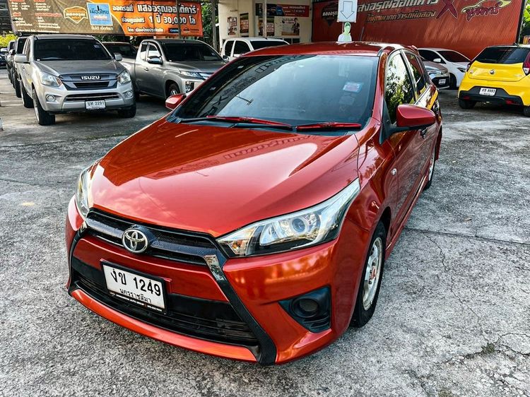 รถ Toyota Yaris 1.2 J สี แดง