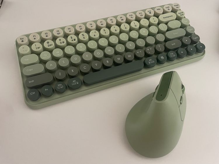 เม้าส์ และคีย์บอร์ด Mouse and keyboard support wireless, Bluetooth, and USB tri-mode.