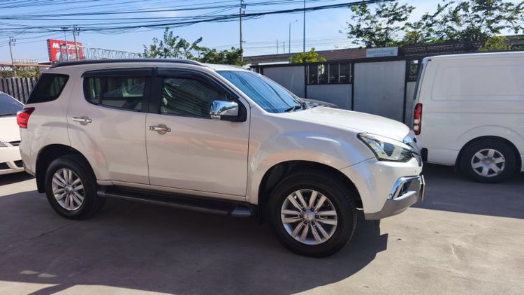 รถ Isuzu MU-X 3.0 4WD สี ขาว