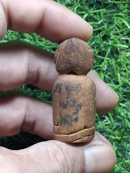 หลวงพ่อฟูวัดบางสมัคร ลิงไม้แกะอุดผงฝังตาเพชร รูปที่ 2