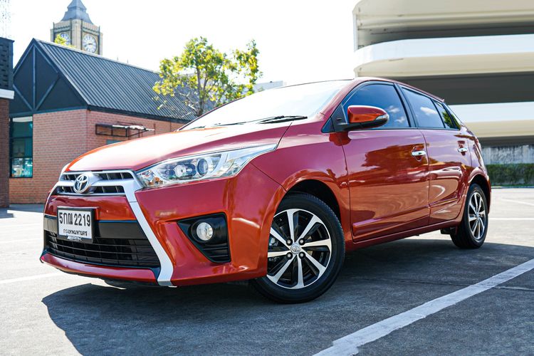 รถ Toyota Yaris 1.2 G สี ส้ม