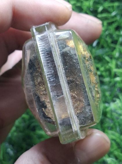 (ปิดแล้วครับ)พระบัวเข็มโบราณ เนื้อว่านยาทารักน้ำเกลี้ยงปิดทองเก่า เลี่ยมในกรอบเก่าครับ รูปที่ 3