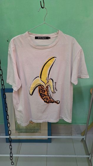 เสื้อยืดคอกลมแขนสั้น จากแบรนด์ Palm Angels พิมพ์ลายกล้วยที่มีเปลือกลายเสือดาว รูปที่ 4