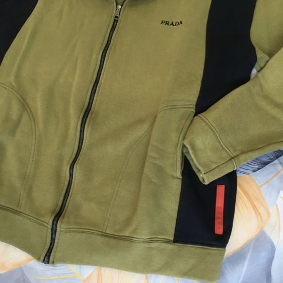 Prada Sport เสื้อแจ็คเก็ตกันหนาว สีเขียวขี้ม้า ดีไซน์สปอร์ตคลาสสิก สภาพนางฟ้า รูปที่ 3