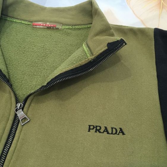 Prada Sport เสื้อแจ็คเก็ตกันหนาว สีเขียวขี้ม้า ดีไซน์สปอร์ตคลาสสิก สภาพนางฟ้า รูปที่ 4