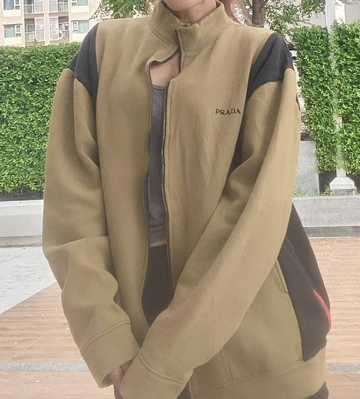 Prada Sport เสื้อแจ็คเก็ตกันหนาว สีเขียวขี้ม้า ดีไซน์สปอร์ตคลาสสิก สภาพนางฟ้า รูปที่ 18