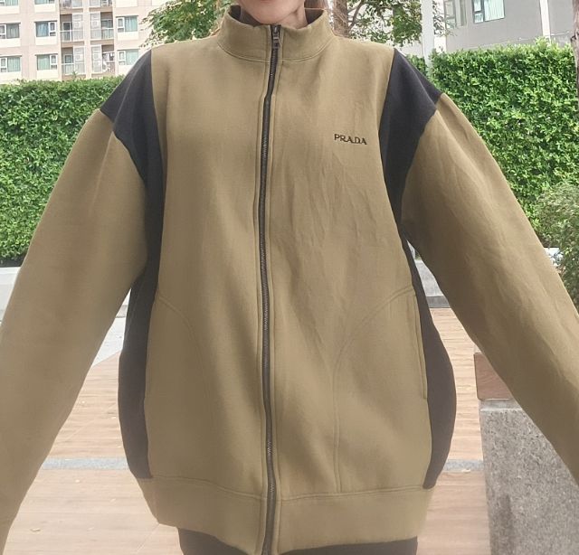 Prada Sport เสื้อแจ็คเก็ตกันหนาว สีเขียวขี้ม้า ดีไซน์สปอร์ตคลาสสิก สภาพนางฟ้า รูปที่ 17