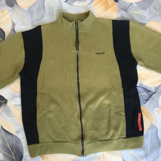 Prada Sport เสื้อแจ็คเก็ตกันหนาว สีเขียวขี้ม้า ดีไซน์สปอร์ตคลาสสิก สภาพนางฟ้า รูปที่ 2