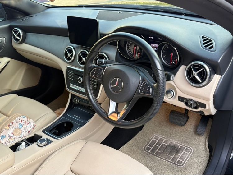 Mercedes-Benz CLA-Class 2019 CLA200 Sedan เบนซิน เกียร์อัตโนมัติ ดำ รูปที่ 4