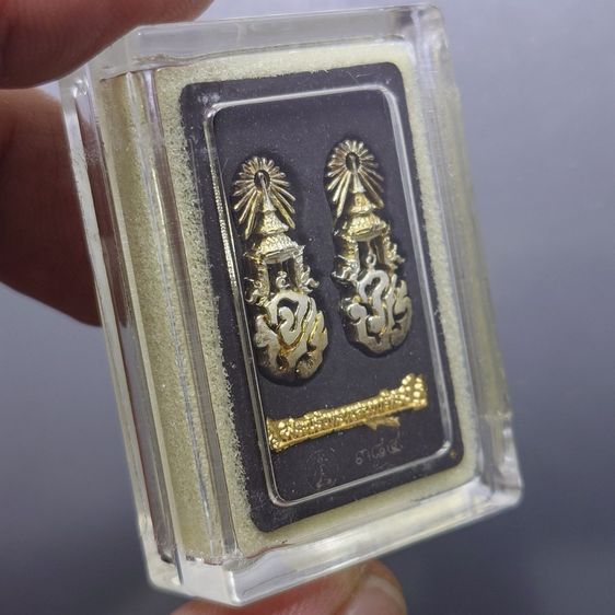 พระนิรันตรายสองกษัตริย์ มหาพุทธานุภาพแห่งแผ่นดิน เนื้อผง สีดำ หน้าปัดทอง หลังฝังโลหะเงิน (พระปรมาภิไธยย่อสองกษัตริย์) ปี2552 พร้อมกล่องเดิ รูปที่ 5