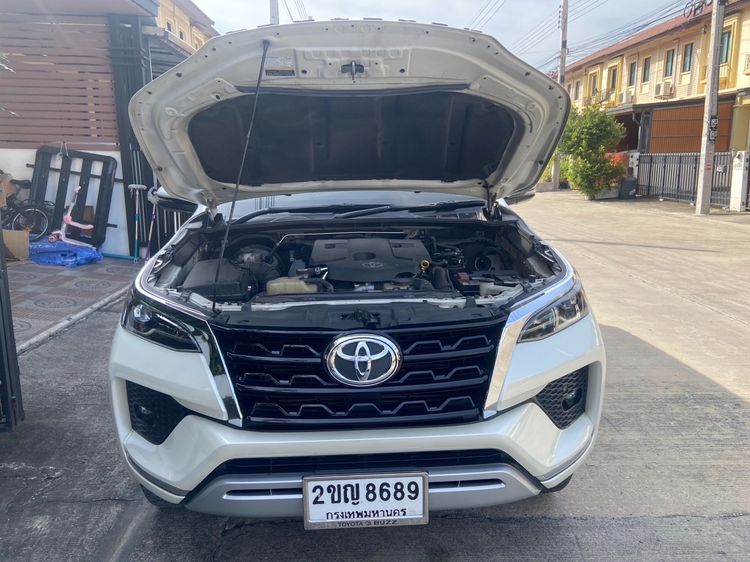 รถ Toyota Fortuner 2.4 G สี ขาว