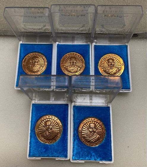 เหรียญหลวงพ่อเกษม เขมโก ปี 2536 รุ่นสร้างอนุสาวรีย์สมเด็จพระนเรศวรมหาราช นครลำปาง มี 5 กล่อง แท้ทัน รูปที่ 2