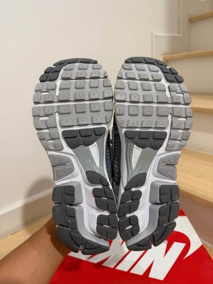 รองเท้า Zoom Vomero 5  รูปที่ 8