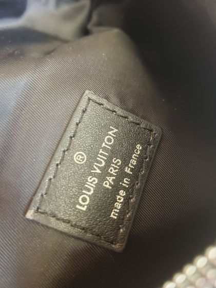 กระเป๋าคาดอก Louis Vuitton Discovery ในลาย Damier Graphite สีแดง  รูปที่ 3