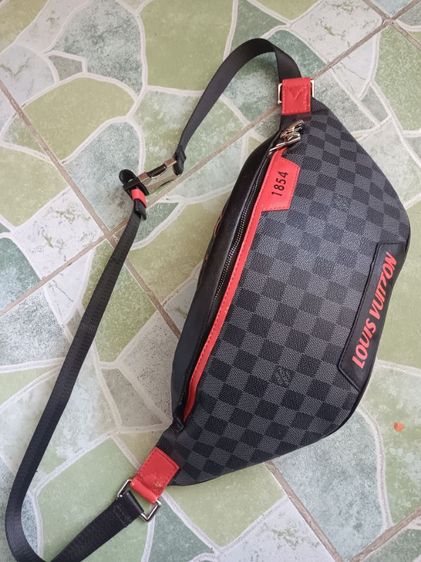 กระเป๋าคาดอก Louis Vuitton Discovery ในลาย Damier Graphite สีแดง  รูปที่ 4