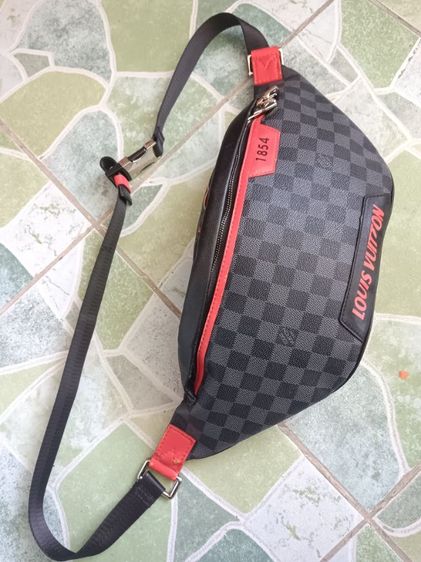 กระเป๋าคาดอก Louis Vuitton Discovery ในลาย Damier Graphite สีแดง  รูปที่ 9