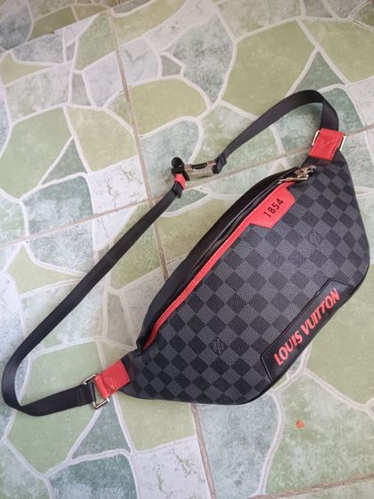 ชาย ดำ หนังแท้ กระเป๋าคาดอก Louis Vuitton Discovery ในลาย Damier Graphite สีแดง 