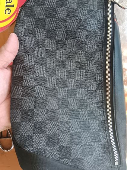 กระเป๋าคาดอก Louis Vuitton Discovery ในลาย Damier Graphite สีแดง  รูปที่ 11