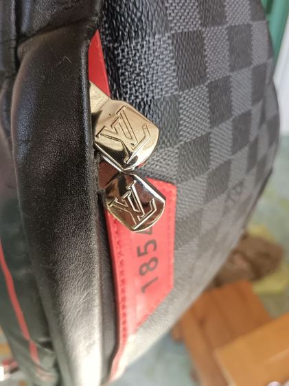 กระเป๋าคาดอก Louis Vuitton Discovery ในลาย Damier Graphite สีแดง  รูปที่ 10