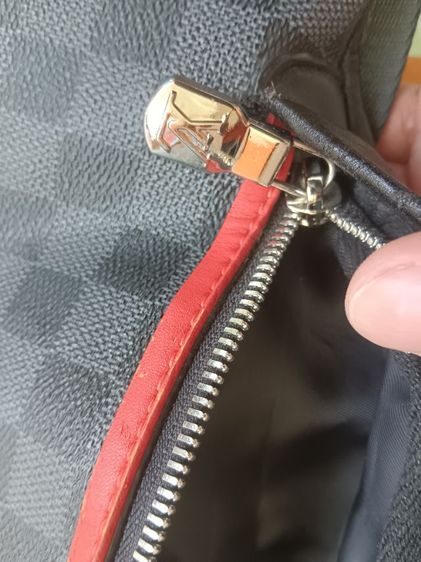 กระเป๋าคาดอก Louis Vuitton Discovery ในลาย Damier Graphite สีแดง  รูปที่ 6