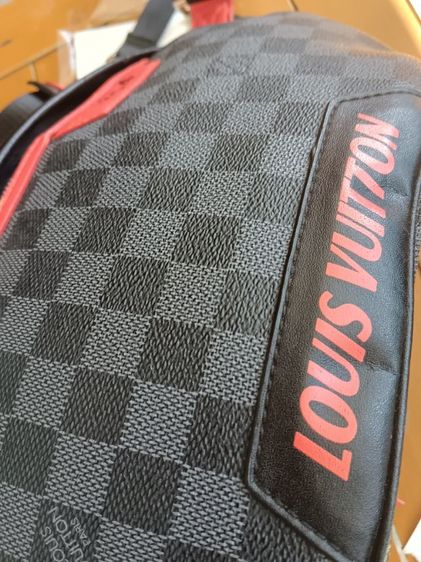 กระเป๋าคาดอก Louis Vuitton Discovery ในลาย Damier Graphite สีแดง  รูปที่ 8