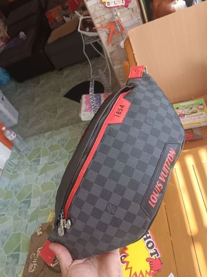 กระเป๋าคาดอก Louis Vuitton Discovery ในลาย Damier Graphite สีแดง  รูปที่ 5