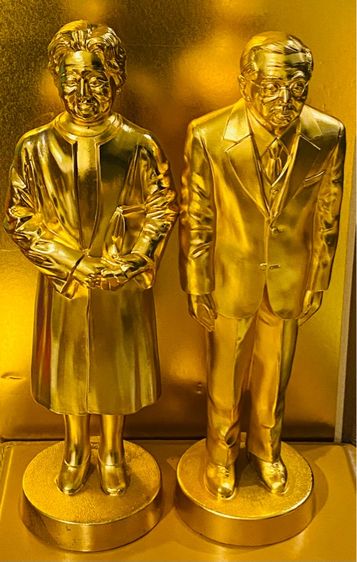 นี่คือรูปปั้นและฐานทองคำของ จักรพรรดิโชวะและจักรพรรดินี รูปที่ 6