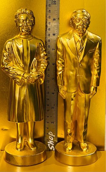 นี่คือรูปปั้นและฐานทองคำของ จักรพรรดิโชวะและจักรพรรดินี