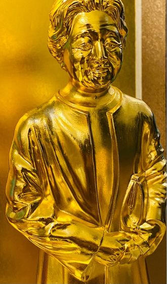 นี่คือรูปปั้นและฐานทองคำของ จักรพรรดิโชวะและจักรพรรดินี รูปที่ 8