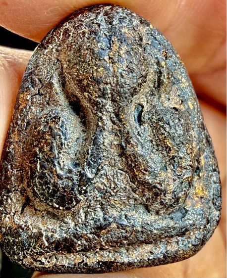 พระปิดตาหลังแบบ หลวงปู่ทิมวัดระหารไร่ ระยอง เนื้อว่านเก่าๆเเห้งๆเก่าๆผิวหิ้งเดิมๆ พระเก่าๆเหมาๆบ้านๆ พระคนแก่เก่าๆเก็บ081-3330446 L.tonyabu